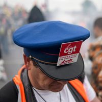 Un manifestant portant une casquette de conducteur de train