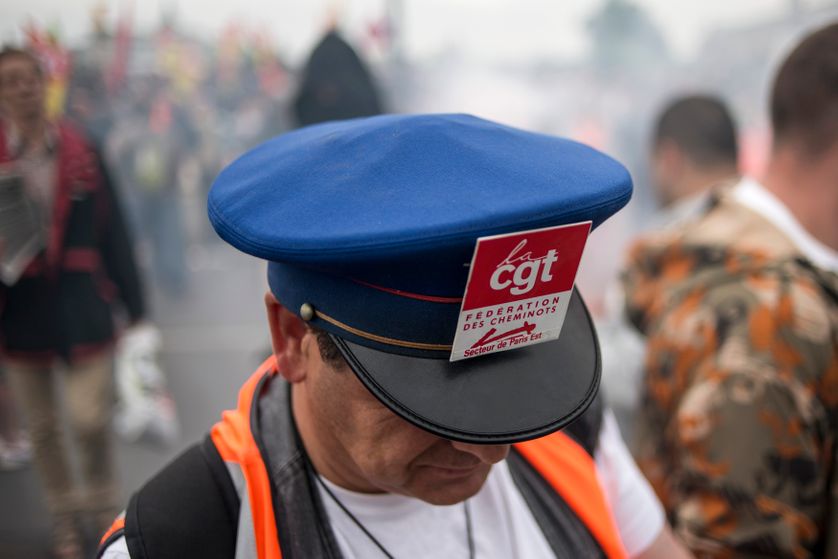 Un manifestant portant une casquette de conducteur de train