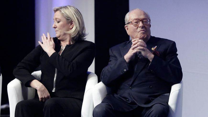 Marine et Jean-Marie Le Pen lors d'un meeting en 2014. Un an après, Jean-Marie Le Pen était exclu du Front national