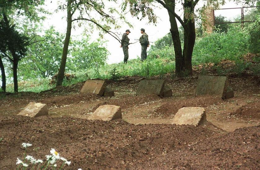 Les tombes des sept moines français, à Tibhirine (Algérie), le 21 mai 1997