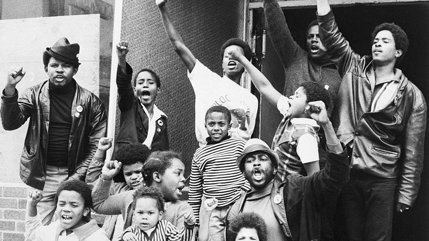 Enfants et adolescents de San Francisco faisant le salut des Black Panthers, le 20 décembre 1969.