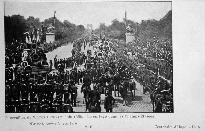 Photographie du cortège funéraire de Victor Hugo sur l'avenue des Champs-Elysées, le 1er juin 1885, à Paris. - Getty