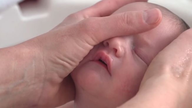 Videozap Le Bain De Sonia Pour Les Nouveaux Nes Un Moment Magique Et Emouvant