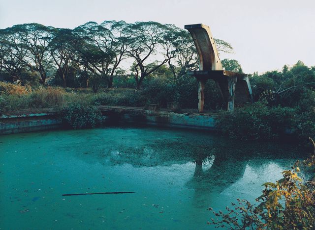 La piscine de la plantation d’hévéas de Chup, où a eu lieu l’attaque du commando Viêt Minh contre les planteurs en 1950, 2004