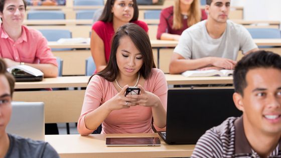 Hold récompense les étudiants qui arrivent à lâcher leurs smartphones en cours ©Getty - Ariel Skelley