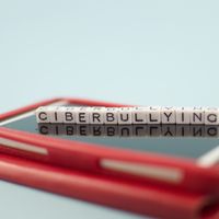 Un smartphone portant l'inscription "cyberbullying" (cyberharcèlement en anglais)