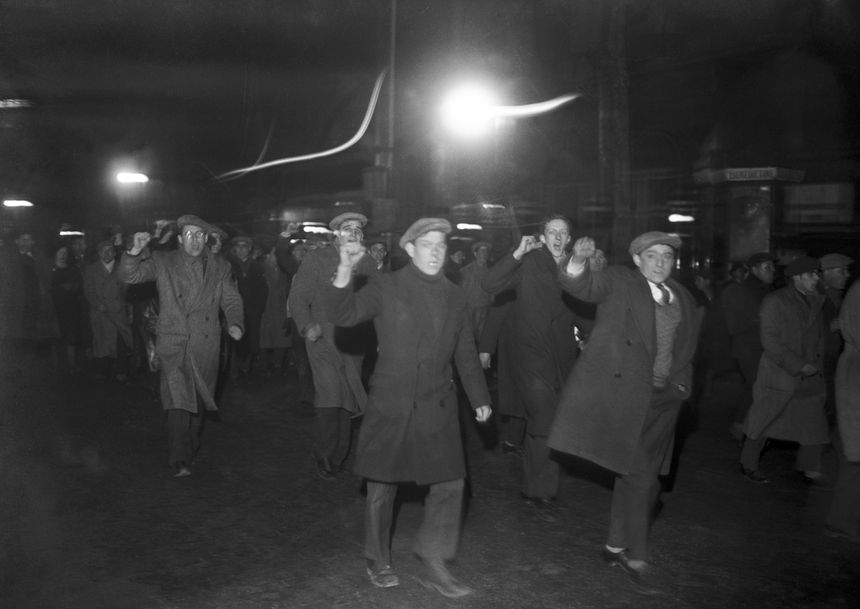 Militants communistes défilant en chantant l'Internationale en marge de la manifestation des Croix de feu à Paris, le 6 février 1934.