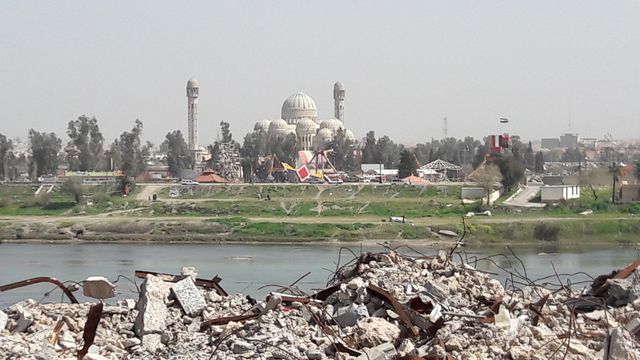 Vue sur le parc d’attraction de Mossoul. Au premier plan, les ruines de la vieille ville.