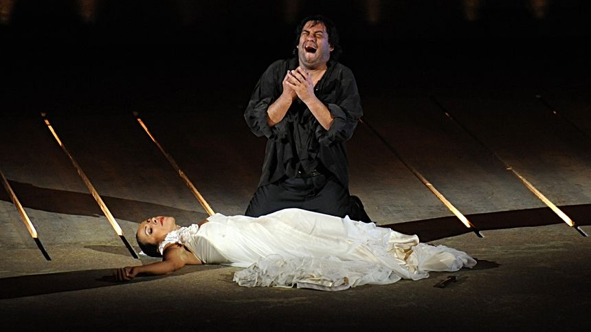 Scène finale du meurtre de Carmen par Don José, au Théâtre Antique d'Orange, en 2008.
