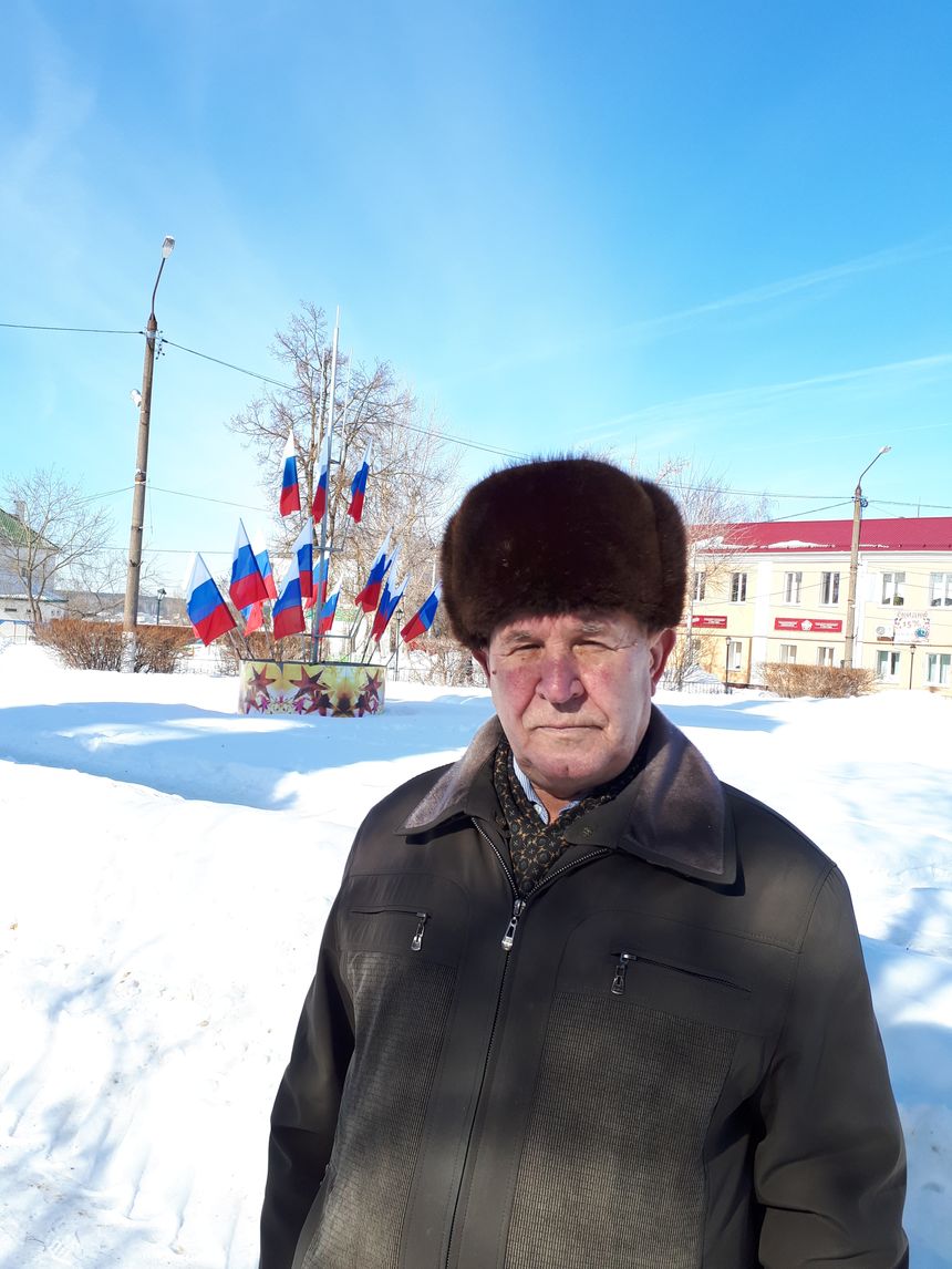 Militaire à la retraite, historien du village, Alexander Bassaïev ira voter "sans faute". Il défend les dépenses militaires essentielles pour protéger le pays