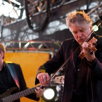 Didier Lockwood et Mike Stern sur la scène du Théâtre antique pendant le Festival Jazz A Vienne en juillet 2002.