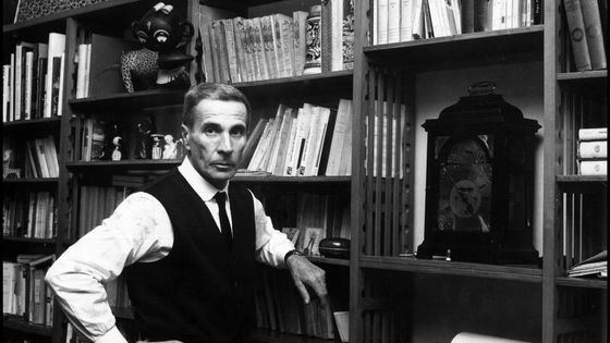 Dino Buzzati devant sa bibliothèque ©AFP - Leemage