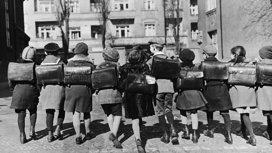 Un groupe d'enfants sortant de l'école en 1931 ©Getty - Topical Press Agency