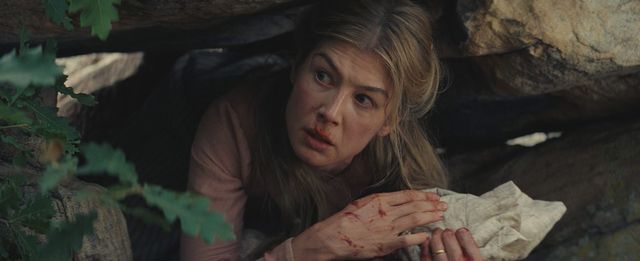 Rosamund Pike interprète dans "Hostiles" une jeune mère qui a vu sa famille décimée par une attaque indienne