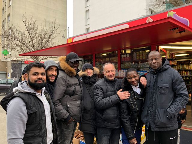Les habitants des Malassis devant l'épicérie