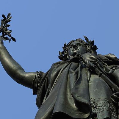 Statue de Marianne par Léopold Morice, place de la République, Paris.