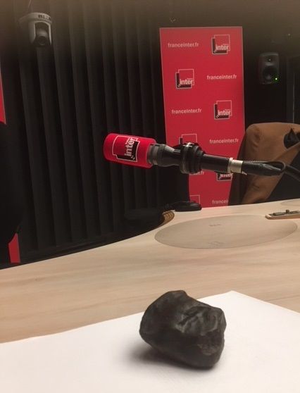 La météorite apportée par Matthieu Gounelle, dans le studio d' "Une journée particulière"