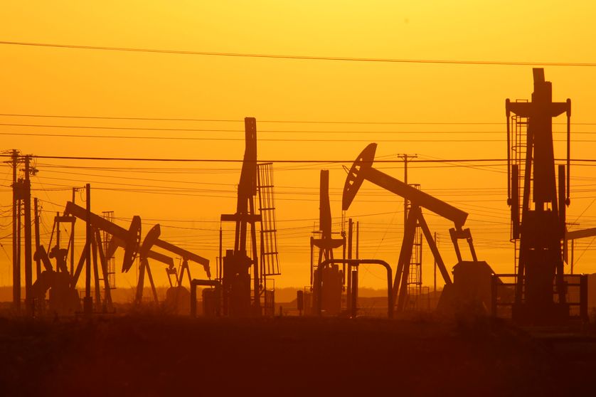 Chevalets de pompe dans un champ de pétrole qui pratique la fracturation hydraulique pour extraire le pétrole et la gaz, Lost Hills, Californie (Etats-Unis), 2014