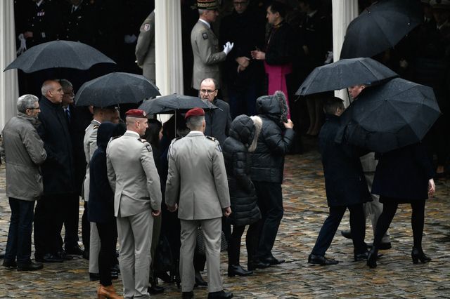 Les victimes et familles de victimes, ici à leur arrivée aux Invalides, ont été saluées par le chef de l'État et son épouse.
