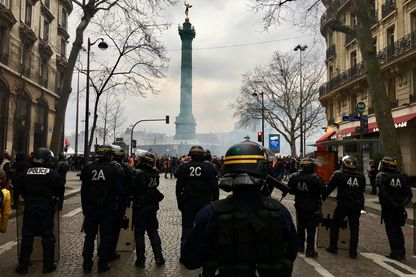 Les CRS autour des manifestants sur la place de la Bastille, Paris. 22 mars 2018 Les CRS autour des manifestants sur la place de la Bastille, Paris. 22 mars 2018