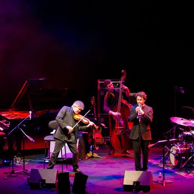 Thomas Encho, Didier Lockwood, Joachim Govin et Nicolas Charlier (Didier Lockwood and The Jazz Angels) en concert à la Grande Halle de La Villette à Paris (avril 2011)