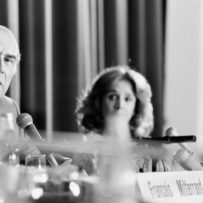 François Mitterrand, candidat à la présidence de la République, participe à un débat organisé par le mouvement "Choisir", en présence de Gisèle Halimi, le 28 avril 1981 au Palais des Congrès à Paris.