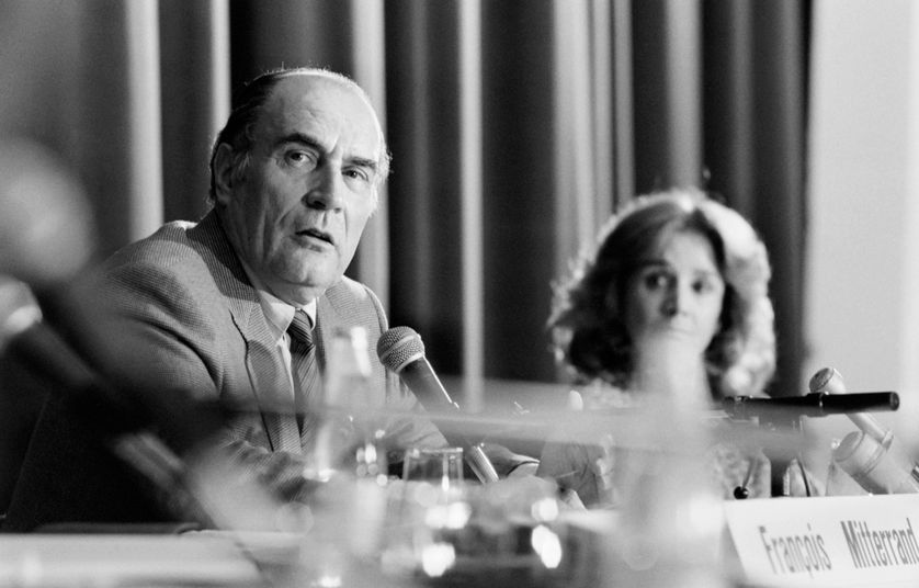 François Mitterrand, candidat à la présidence de la République, participe à un débat organisé par le mouvement "Choisir", en présence de Gisèle Halimi, le 28 avril 1981 au Palais des Congrès à Paris.