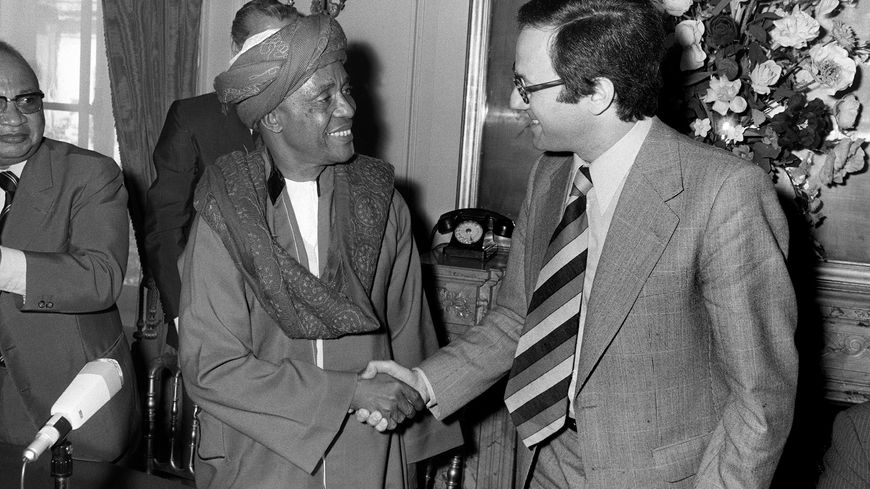 Ahmed Abdallah, président du conseil des Comores, et Bernard Stasi, ministre des Territoires et Départements d'Outre-mer, signent 1 déclaration commune sur l'accès des Comores à l'indépendance en 1973