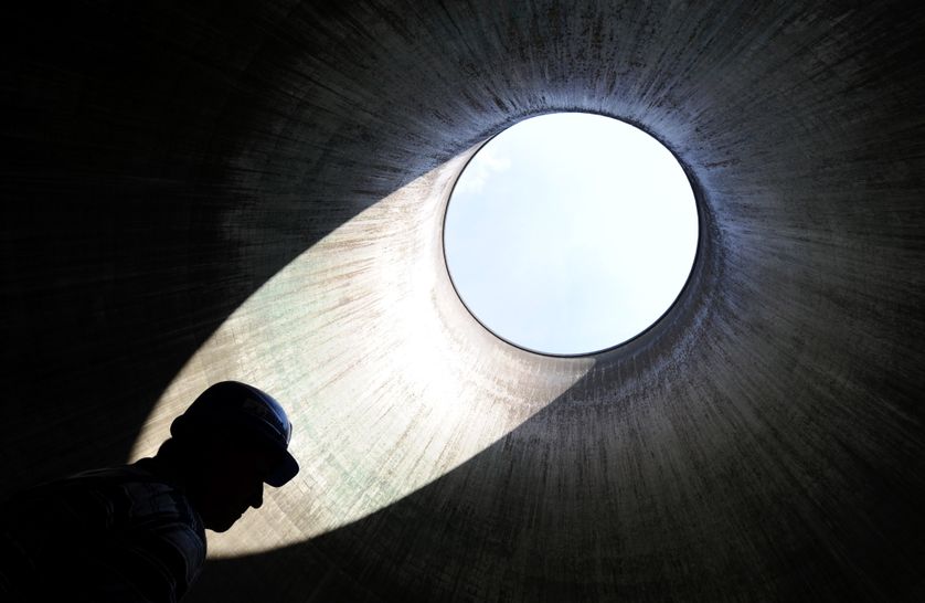 Un travailleur au cœur d'une tour de refroidissement de la centrale nucléaire de Gundremmingen en Allemagne