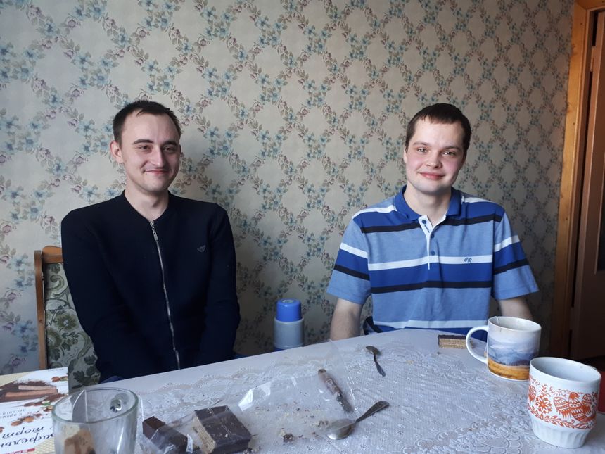 Ivan (à droite) vient de terminer ses études mais n'a trouvé qu'un petit boulot très mal payé. Il dénonce la corruption en Russie