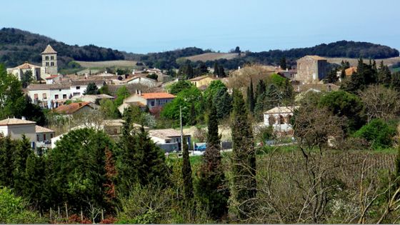 Vue du village d'Arzens - Jacques Moulis
