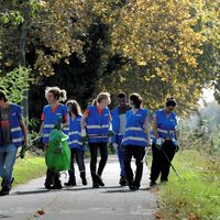 Huit jeunes volontaires effectuent leur service civique solidaire à Toulouse. Leur premier chantier consiste à ramasser les déchets le long des voies d'eau pendant une semaine.