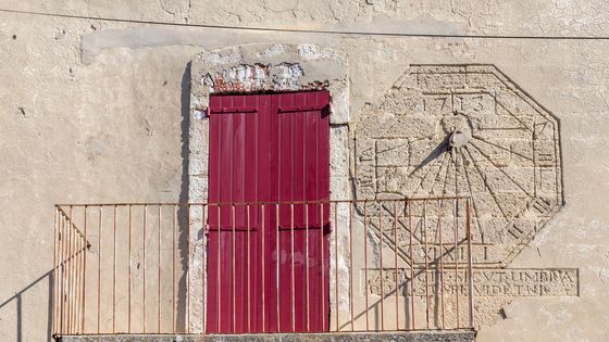 Cadran solaire sur une façade du village de Viens (Vaucluse) ©AFP - Michel CAVALIER / Hemis