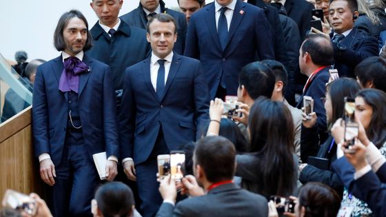 Cédric Villani et Emmanuel Macron à Pékin, 9 janvier 2018. ©AFP - CHARLES PLATIAU / POOL