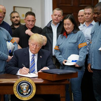 Le président américain Donald Trump a décidé de porter les droits de douane à 25 % sur les importations d’acier et à 10 % sur l’aluminium, à Washington, le 8 mars 2018.