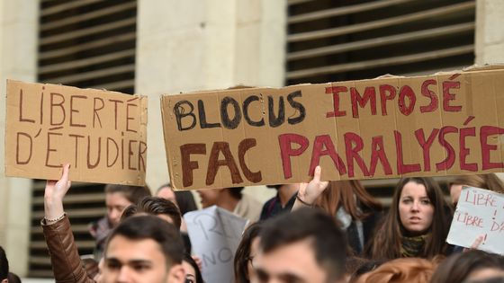 Des étudiants protestant contre le bocage de la faculté de droit et de sciences politique de Monpellier, le 26 mars 2018 ©AFP - SYLVAIN THOMAS
