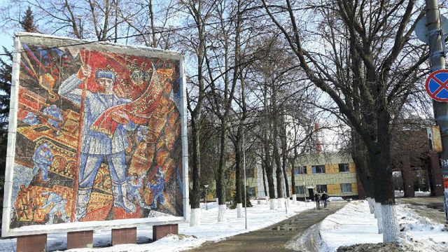 Russie : mosaïque à l'entrée de l'usine GAZ à Nijni Novgorod, sur la Volga