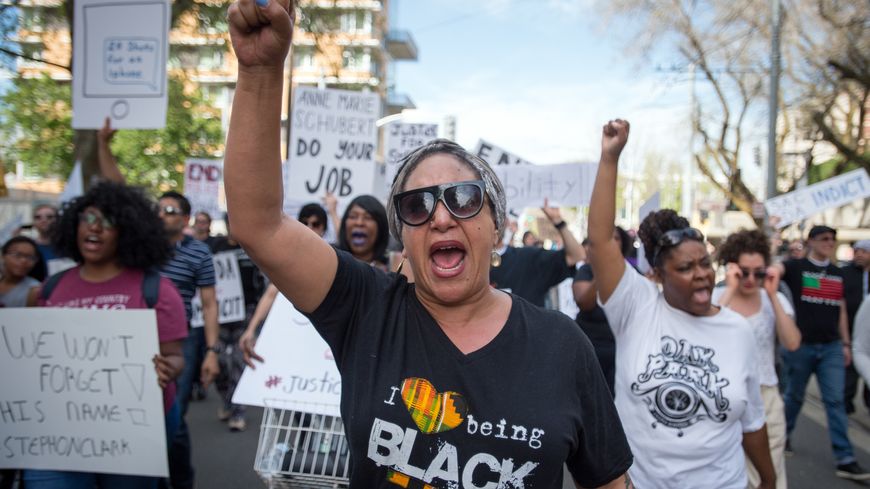 Manifestation contre les violences policières envers les noirs à Sacramento (Californie)
