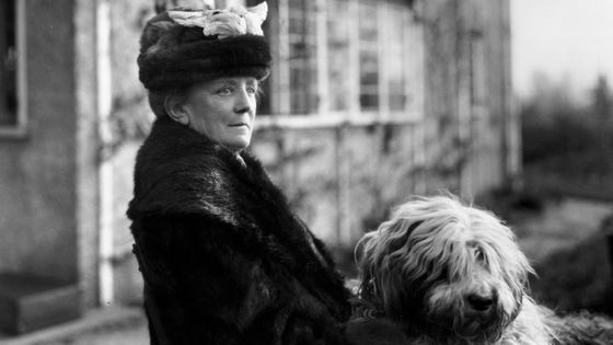 Ethel Smyth avec son chien en 1925 ©Getty - Sasha