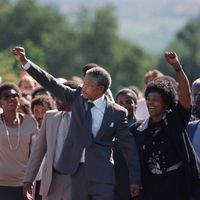Le 11 février 1990, Nelson Mandela (au centre) et sa femme Winnie saluent la foule en liesse après la libération de Mandela de la prison Victor Verster où l'icône anti-apartheid a passé 27 ans.