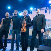 Mike Stern et Didier Lockwood sur scène lors du festival Jazz à Vienne (juillet 2002).