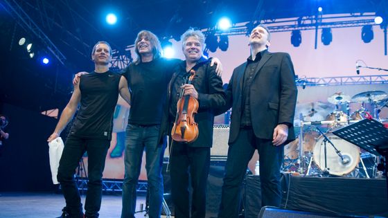 Mike Stern et Didier Lockwood sur scène lors du festival Jazz à Vienne (juillet 2002). ©Getty - David Redfern
