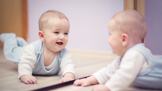 Un bébé se regardant dans un miroir ©Getty
