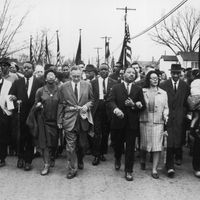 Le 21 mars 1965, plus de 2.000 manifestants partent de Selma, menés par Martin Luther King en direction Montgomery.