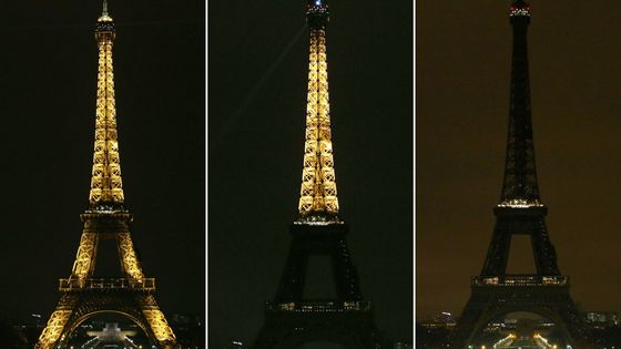 En signe de deuil après la prise d'otages meurtrière survenue àTrèbes (Aude) le 23 mars, la Tour Eiffel s'est éteinte à minuit ©AFP - Zakaria ABDELKAFI / AFP