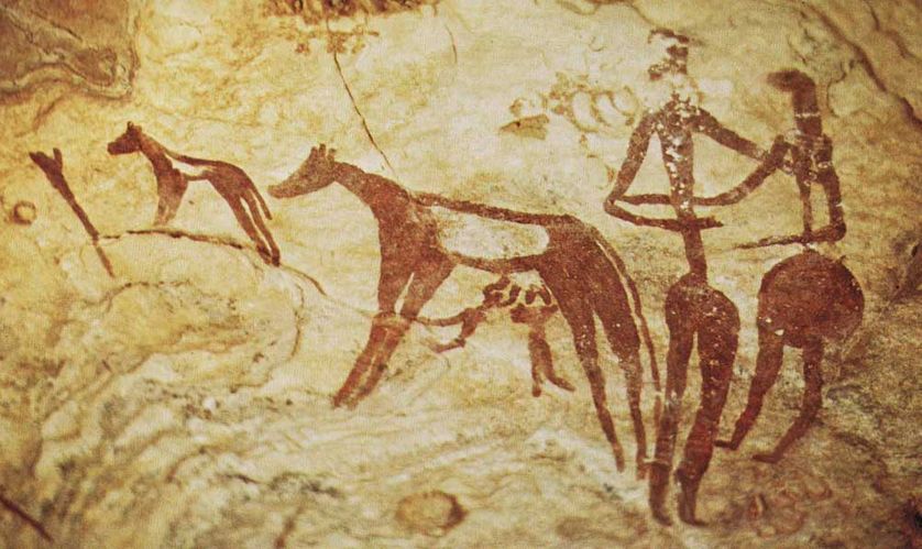Petits personnages buvant directement au pis dans le jebel Uweinat, massif montagneux à la frontière entre l'Égypte, la Libye et le Soudan