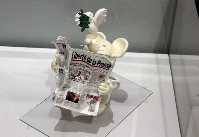 Petite représentation de la souris de Plantu dans l'exposition "Plantu 50 ans de dessin de presse" à la BNF