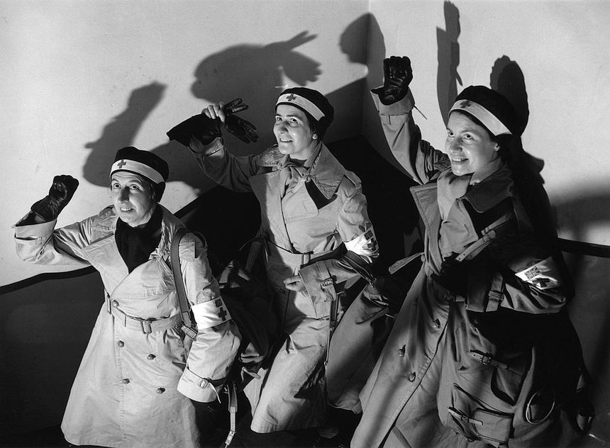 Des infirmières de la Croix Rouge faisant le salut communiste, janvier 1937.
