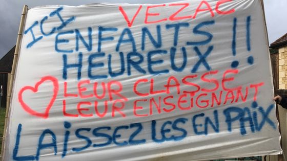 Les parents d'élèves de l'école de Vezac, en Dordogne, se mobilisent. Mars 2018 ©AFP - Hakim Kasmi