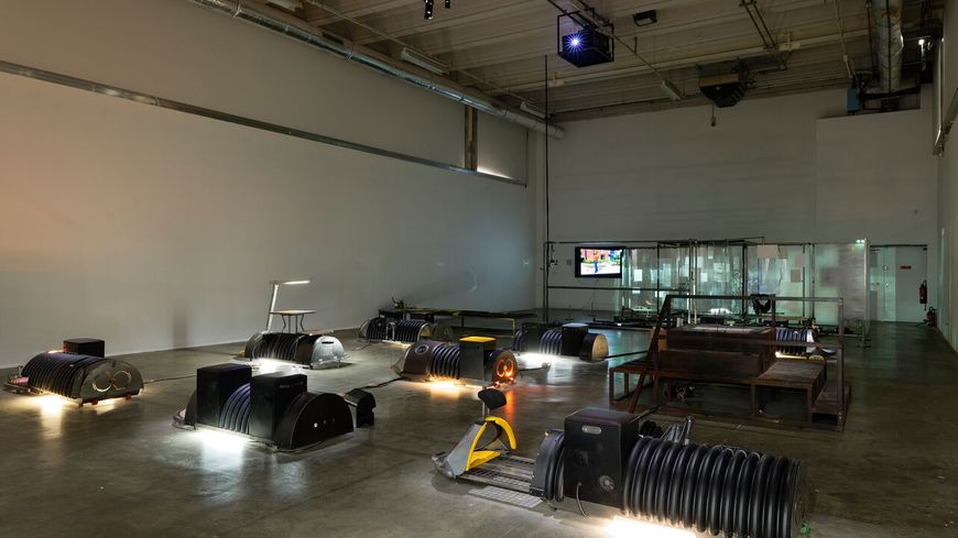 Vue de l’exposition de Neïl Beloufa, « L’ennemi de mon ennemi », Palais de Tokyo (16.02 –13.05.2018). Courtesy de l’artiste et Galerie Balice Hertling (Paris) Photo : Aurélien Mole © ADAGP, Paris 2018